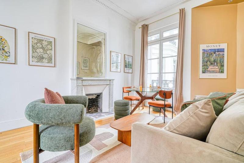 Цены на Appartement Proche Place du Trocadero - Pompe в Париже