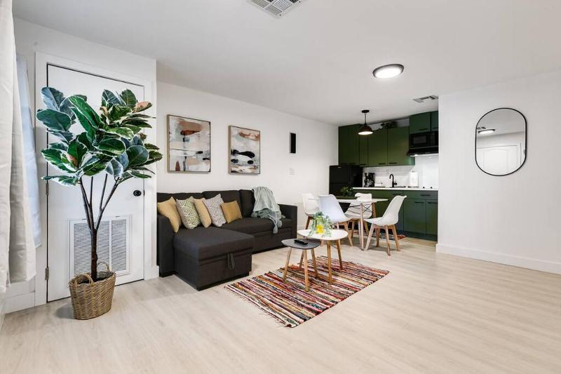 Captivating 2-BR apartment for 5 people V3 — отель с удобным расположением в Майами