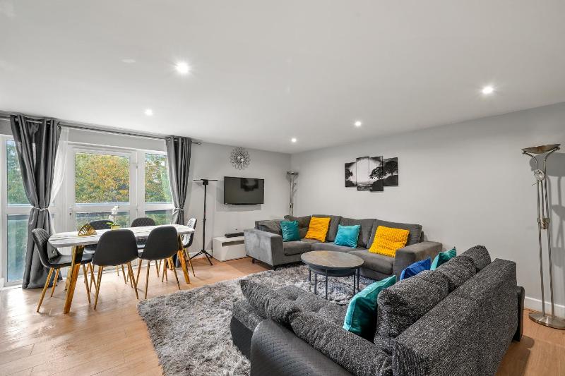 Цены на Impeccable Three Bed with Private Terrace в Лондоне