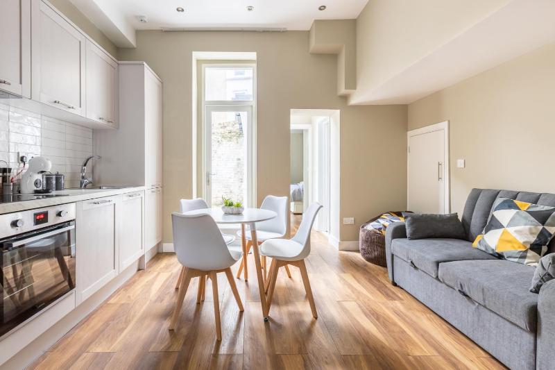 Modern 2BD Flat In Camden Town London — отель с удобствами в Лондоне