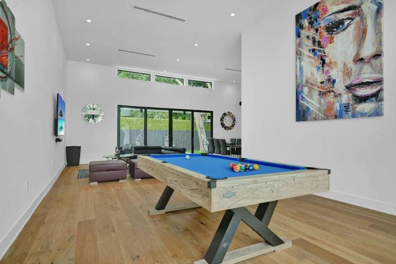 Design House -Heated Pool -Big Yard -Gated Parking — отель с удобным расположением в Майами