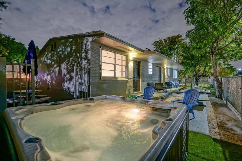 Wynwood Bungalow Hottub & Pking — забронировать отель в Майами