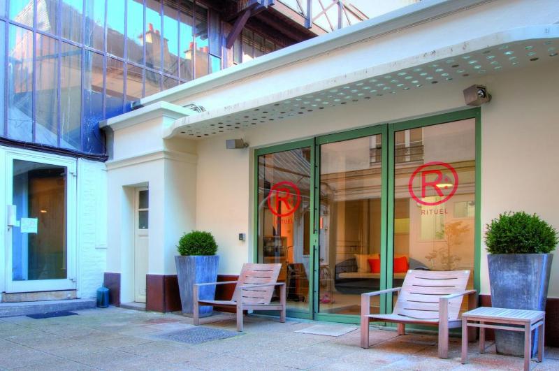 Цены на Charming two-room apartment near Montparnasse в Париже