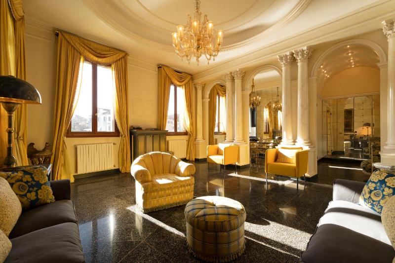 Ca' De Le Colonne - Luxury Grand Canal View — комфортный отель в Венеции