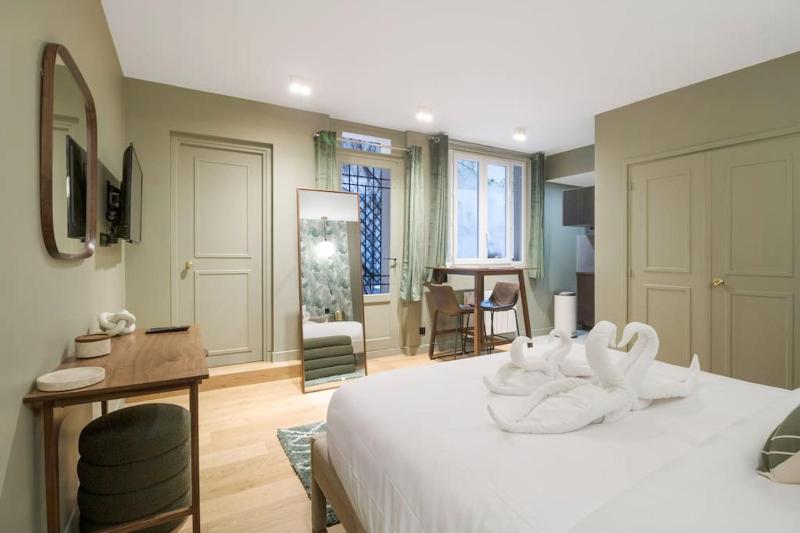 81g. New Renovated Studio Invalides EffeilTower — комфортный отель в Париже