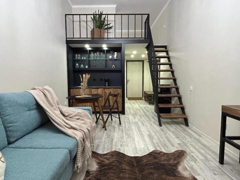 Dvuhurovnevaa studia Loft v centre goroda — отель с удобным расположением в Алматы