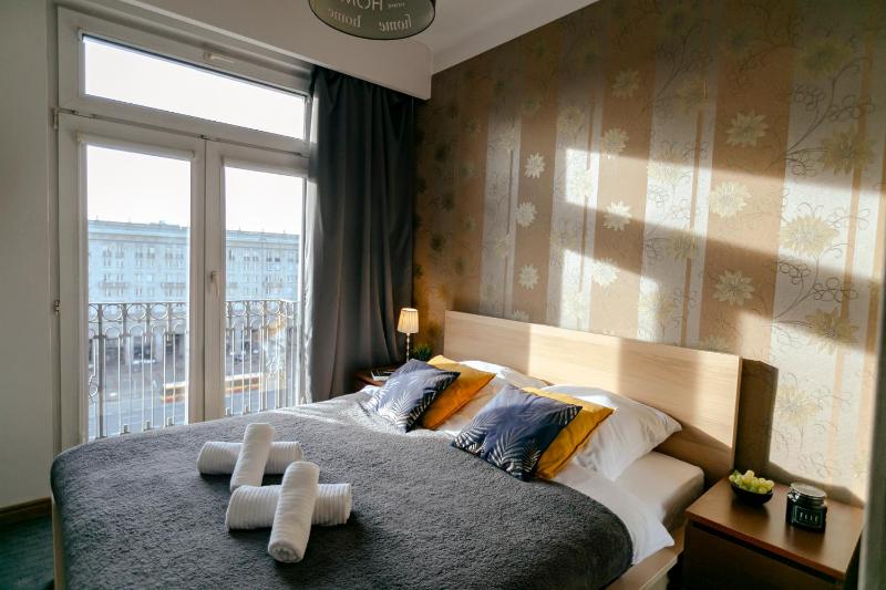 Plac Konstytucji 6 Orange - Apartament dla 4 osob - Bezplatny parking - Free parkingw pelni wyposazona kuchnia - Wifi - TV - balkon francuski - piekny widok na panorame Warszawy — забронировать отель в Варшаве