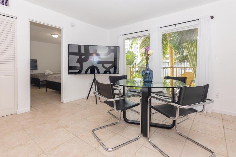 One Bedroom Apartment - with Parking & Balcony - Heart of Wynwood — отель с удобным расположением в Майами
