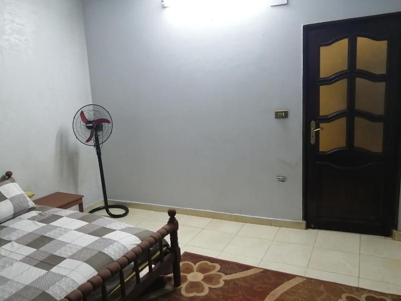 6 Al-Madrasa Street, from Abu Al-Hol Street, Al-Haram Al-Siyahi — отель с удобствами в Каире