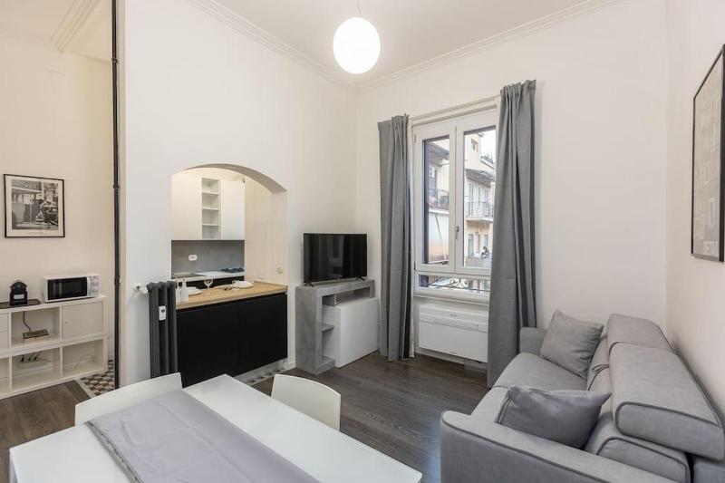 Elegant Roman Suite Near the Colosseum and Metro — отель с удобным расположением в Риме