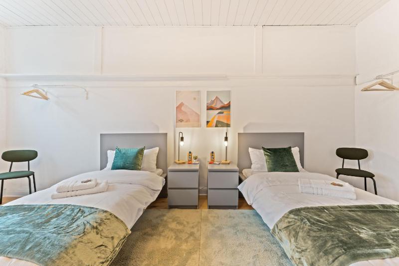Neues zentrales Apartment,10 Betten,vollmobliert, Wifi — отель в Берлине, Германия