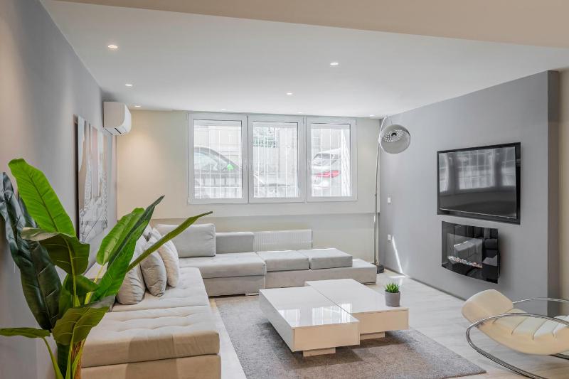 Mayer Hellas 2Br Duplex Kolonaki Apartment — отель с удобным расположением в Афины