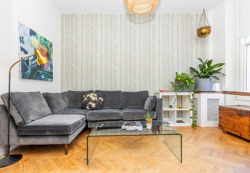 Stunning 2BR Apt wPatio in Dalston, 2 min to Tube — отель с удобствами в Лондоне