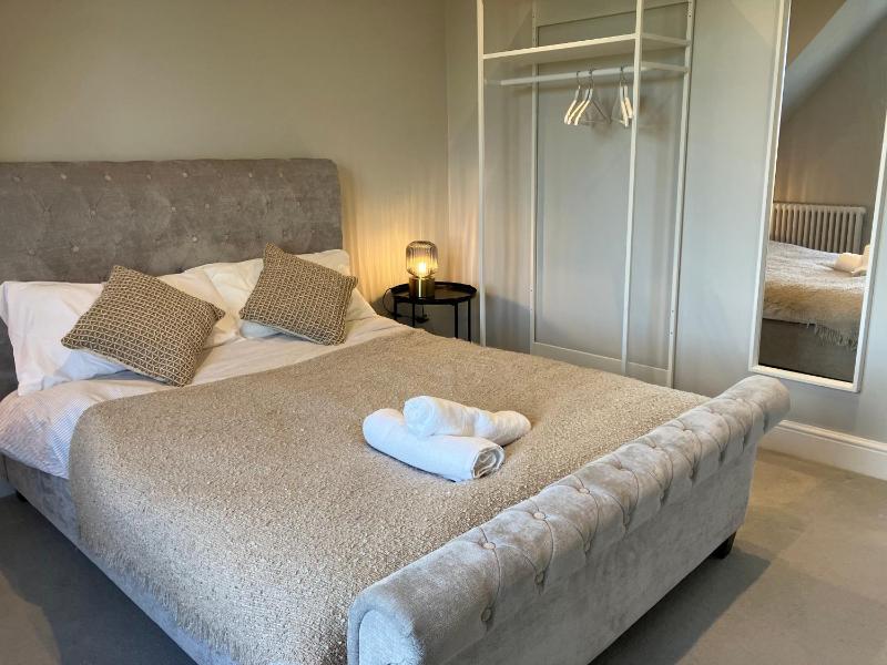 Stylish 1 Bed Flat with Private Terrace in Wimbledon - 3 The Queens — забронировать отель в Лондоне