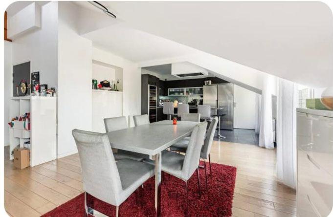 Appartement terrasse 8/10 personnes paris centre — отель в Париже, Франция
