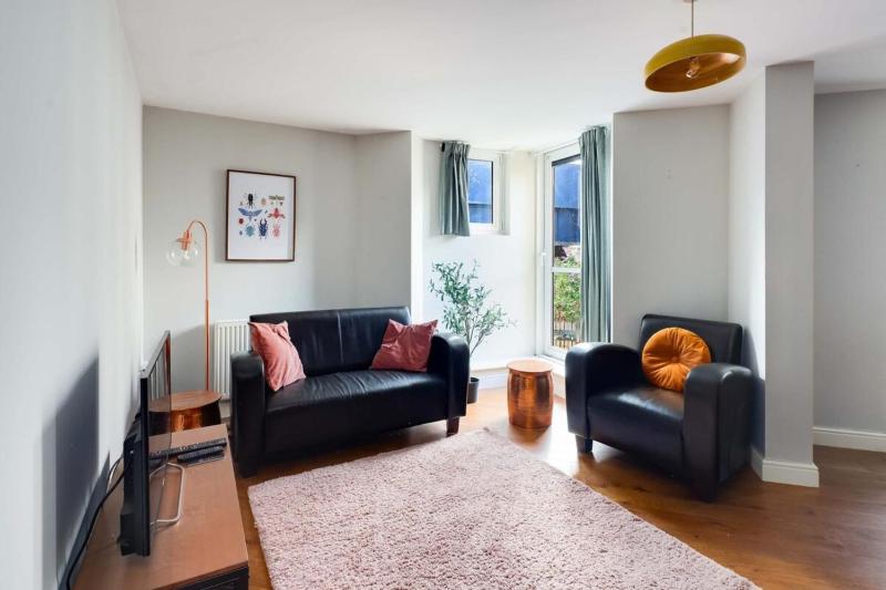 Цены на Beautiful & Vibrant 2BD Home w Balcony - Hackney! в Лондоне