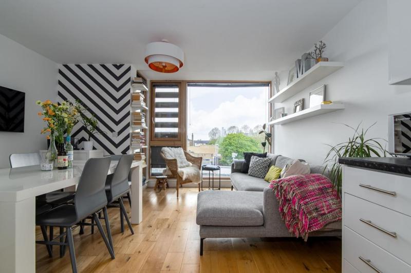 Inviting 2BD Flat - 1 Min from Deptford Station! — отель в Лондоне, Соединенное Королевство