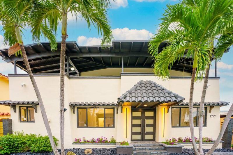 New Miami & Calle Ocho Home with Arcade! — отель с удобным расположением в Майами