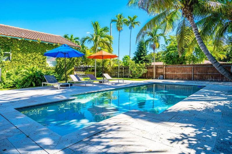 3 Bedrooms Miami Home with Pool and Summer Kitchen — забронировать отель в Майами