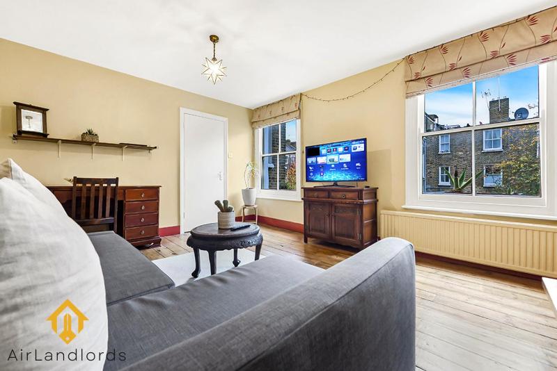Peaceful 2-bedroom flat near Queens Park Station — отель с удобствами в Лондоне
