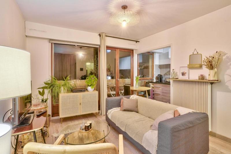 Цены на Cozy studio with small balcony for 2 in Montmartre в Париже