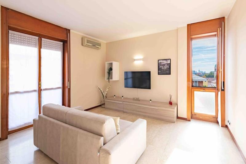 (Free Parking) Elegant 100sqm Apartment — отель с удобствами в Милане