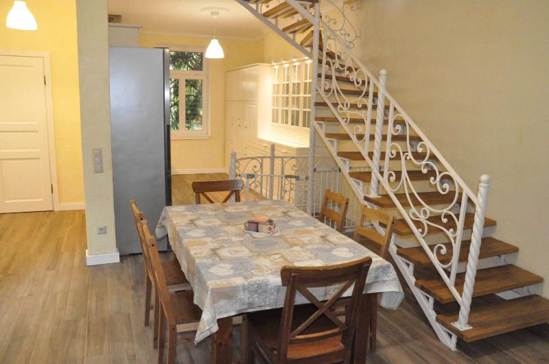 House near to Schonbrunn - Free Parking - 24-7 Check in - 8 Person — отель с удобствами в вене