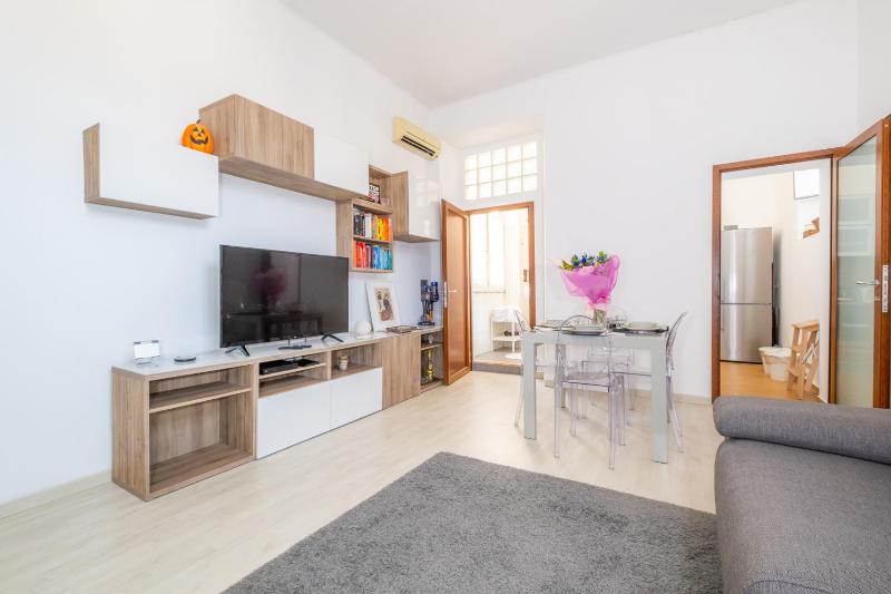 HT SUNNY1 bedroom Apartment by the Vatican — забронировать отель в Риме