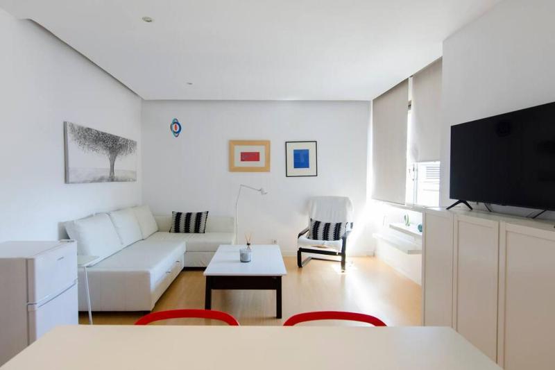 Beautiful flat a stone's throw from the Retiro-VILL — забронировать отель в Мадриде