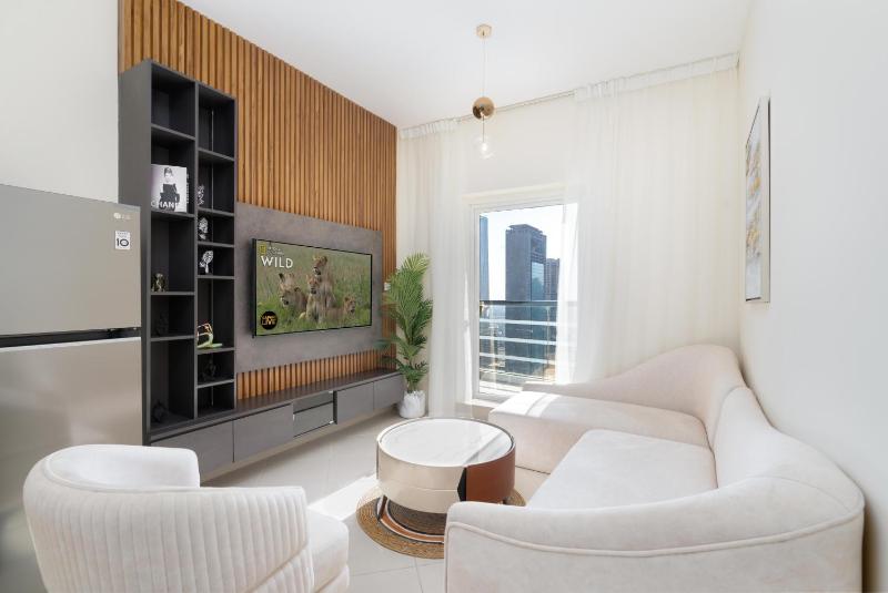 Lake Front Spacious 1BR Concorde Tower Ahlan Holiday Cluster H — отель с удобным расположением в Дубае