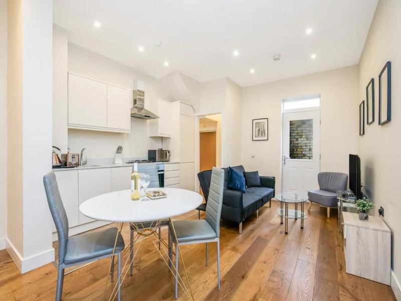 Цены на Ealing Queen of the Suburbs One Bedroom Apartment Pass the Keys в Лондоне