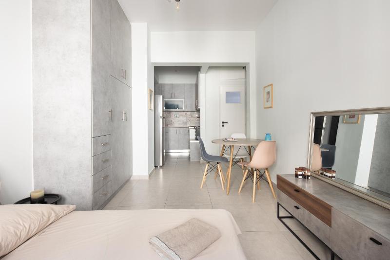 Newly Renovated Cozy Studio Downtown Athens — комфортный отель в Афины