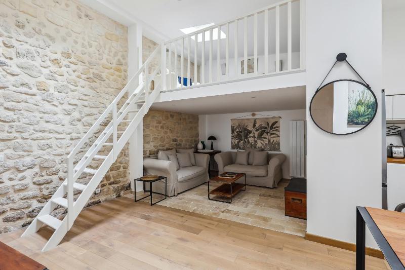 Luxury living: appartement contemporain by Weekome — отель с удобным расположением в Париже