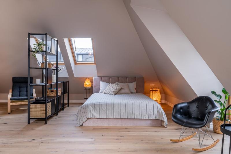 Cozy Spacious Loft! Great for Longer Stays! — отель с удобным расположением в риге