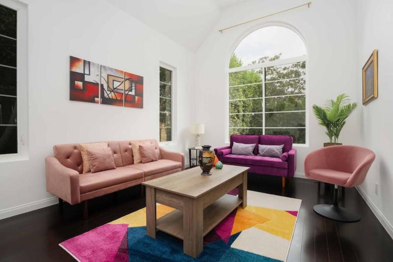 Breathtaking 3 BD Home in Melrose near Hollywood — комфортный отель в Лос-Анджелесе