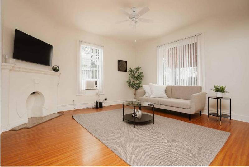 Comfortable 5BR Home near USC, DTLA and Ktown — отель с удобствами в Лос-Анджелесе