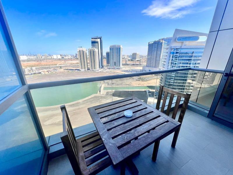 Scenic Lake View - 1BR in Spirit Tower, Sports City- Allsopp&Allsopp — забронировать отель в Дубае