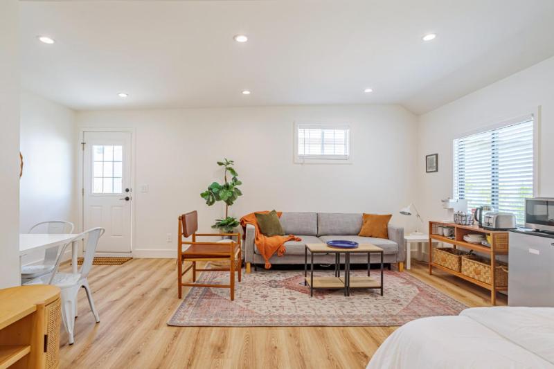 Beautiful Guest Studio near Universal Studios sleeps 4 — комфортный отель в Лос-Анджелесе