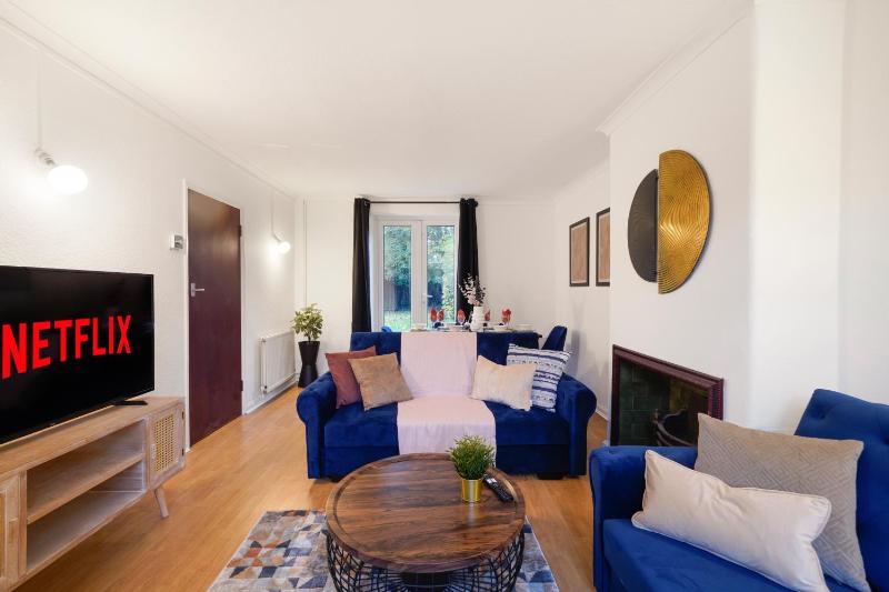 Boutique Shepherds Bush Abode- Garden- Sleeps 12 — забронировать отель в Лондоне