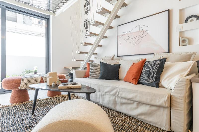 Fashionable loft with catamaran net in JVC — отзывы гостей и цены