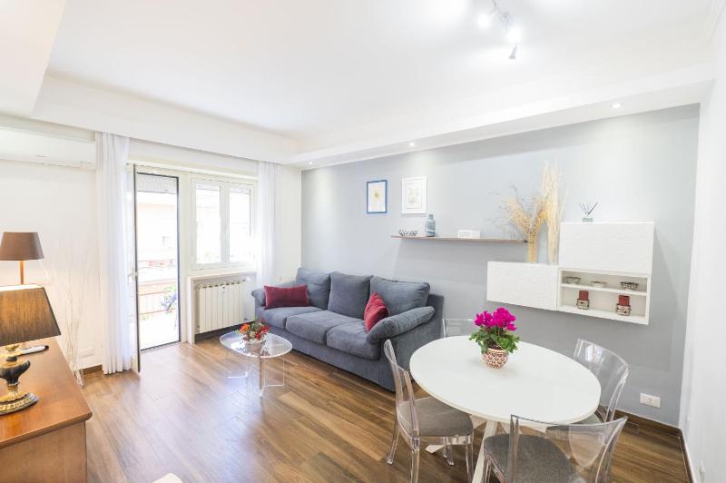 Lovely Design Apartment with Balcony — забронировать отель в Риме