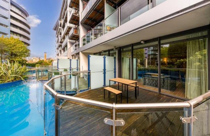 LUXURY 2 BEDROOM APARTMENT IN BATTERSEA — отель с удобствами в Лондоне