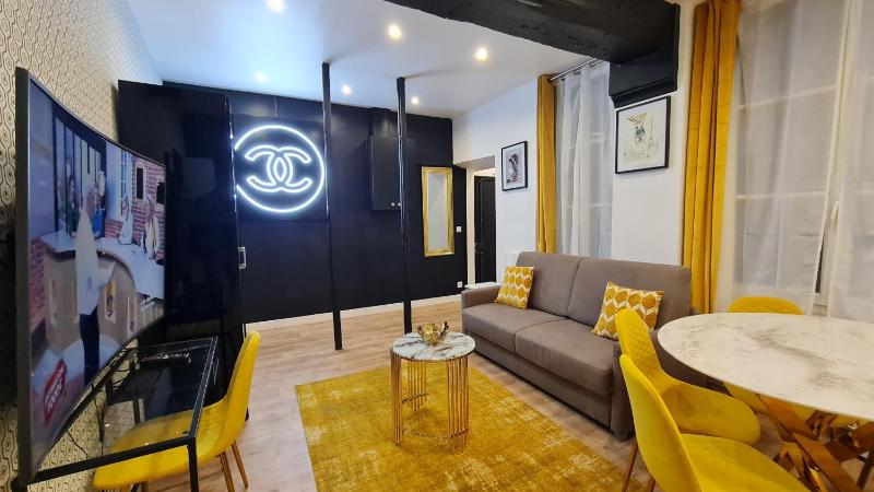 157 - Urban Coco Chanel Flat in Montorgueil — забронировать отель в Париже