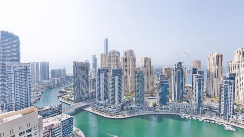 Luxury StayCation - Tranquil Waters: 2BR Luxury Apart in Dubai Marina — забронировать отель в Дубае