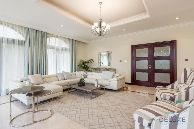 Charming 5BR Villa with Assistant's Room and Private Pool on Palm Jumeirah by Deluxe Holiday Homes — забронировать отель в Дубае