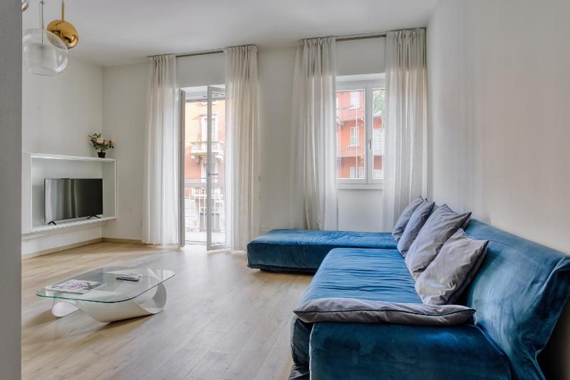 JOIVY Stylish flat for 2 with a balcony — отель с удобствами в Милане