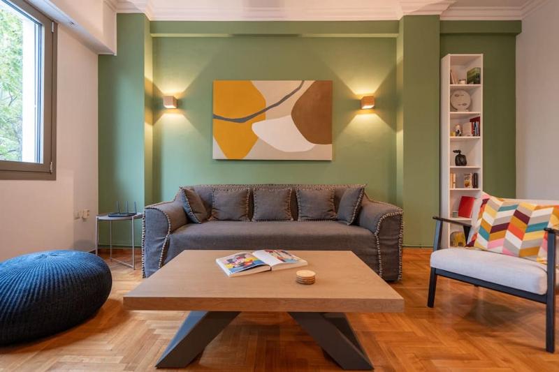 Vibrant Athens Pad-2 Bedrooms — отель с удобным расположением в Афины