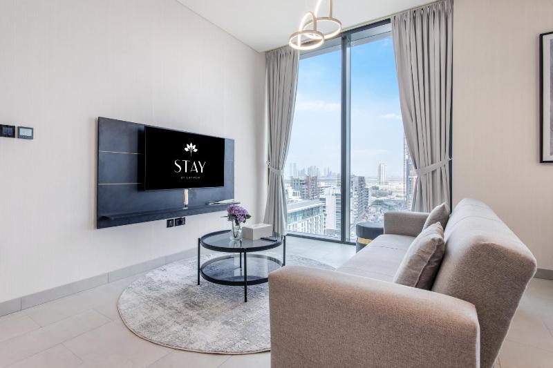 STAY BY LATINEM Luxury 2BR Holiday Home W1504 near Burj Khalifa — отель с удобствами в Дубае