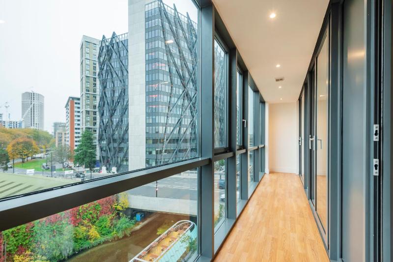 Paddington Basin View Apartment — отель с удобствами в Лондоне
