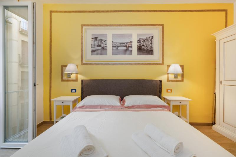 Цены на Apartment a stones throw from the Uffizi, Ponte Vecchio, Duomo, Piazza Pitti в Флоренции